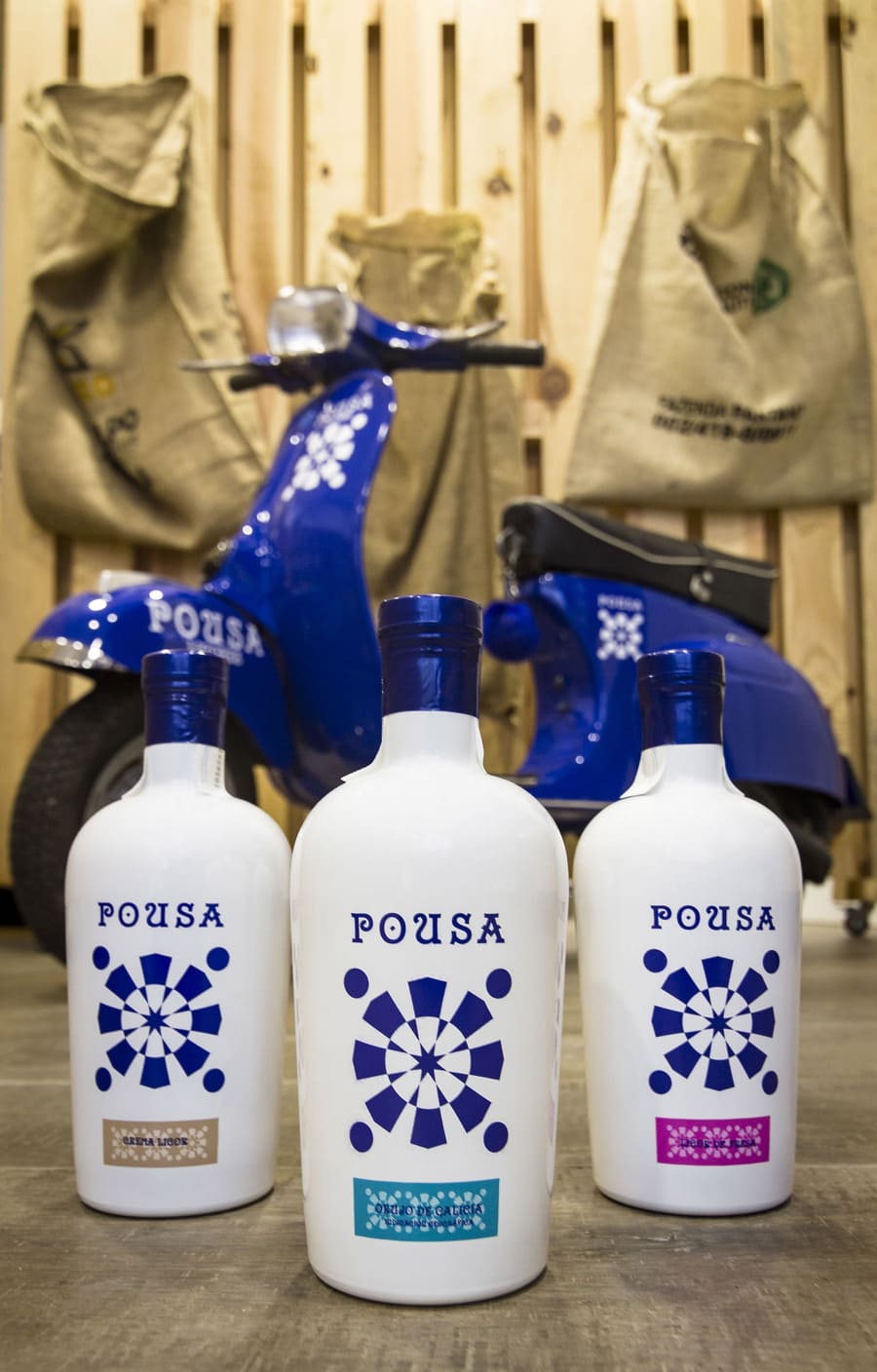 Botellas de Licores Pousa con la Vespa de fondo